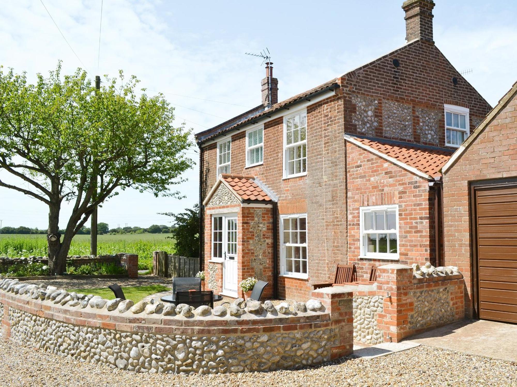 South View Cottage West Beckham Экстерьер фото